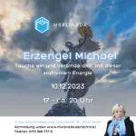 Erzengel Michael - Engelsstatue vor wolkigem blauem Himmell.